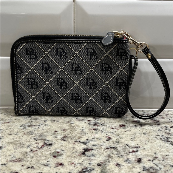 Dooney & Bourke Black Wristlet Card Holder EUC - Picture 4 of 9